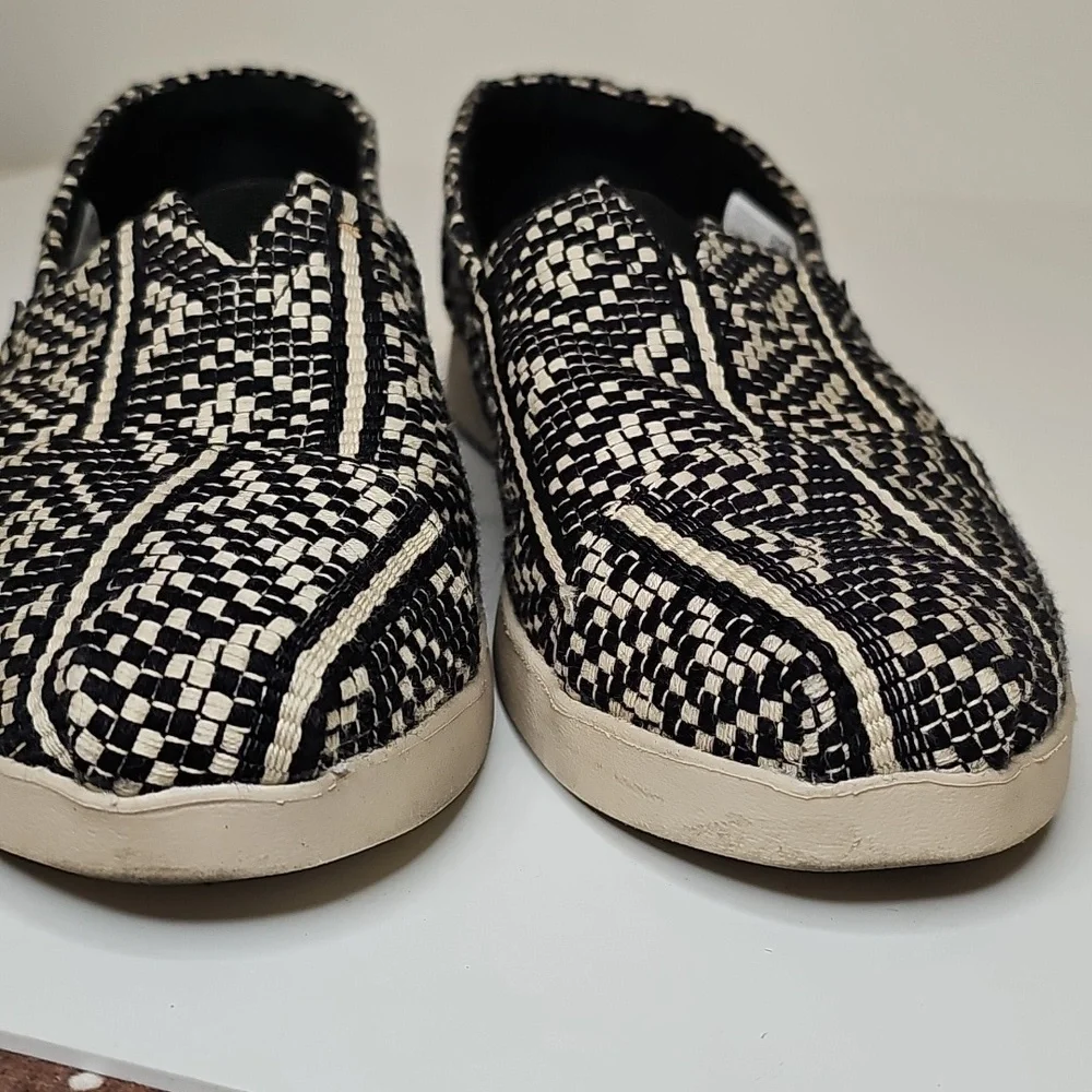 TOMS Women's‎ Black and Cream Patterned Loafers